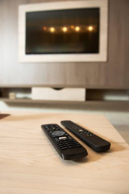 Ahşap bir duvarda, rahat bir dairede akıllı televizyon.