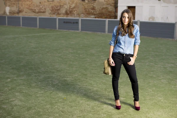 Menina posando em sua roupa de outono — Fotografia de Stock