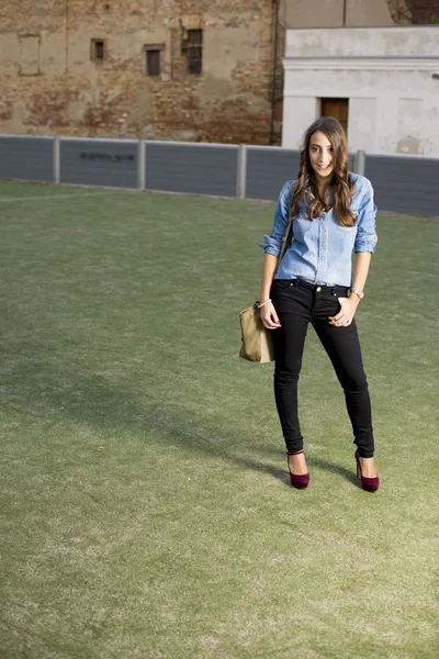 Ragazza in posa nel suo vestito autunno — Foto Stock