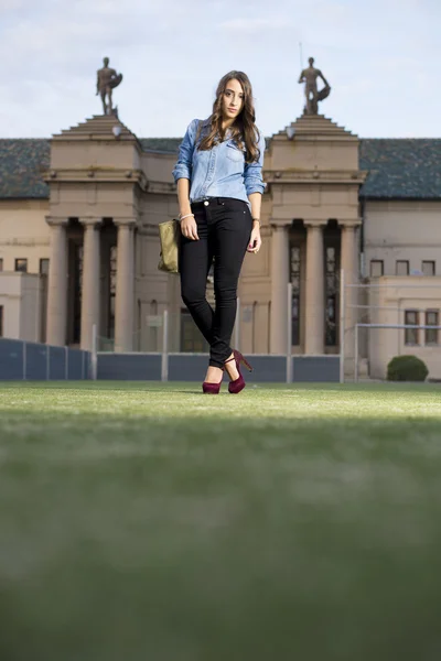 Menina posando em sua roupa de outono — Fotografia de Stock