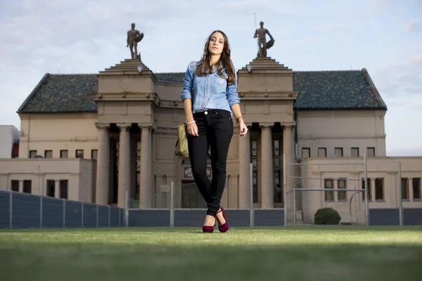 Menina posando em sua roupa de outono — Fotografia de Stock