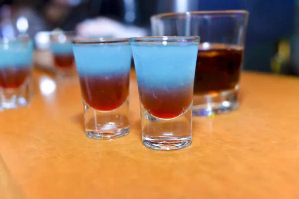 Cocktails in een bar — Stockfoto