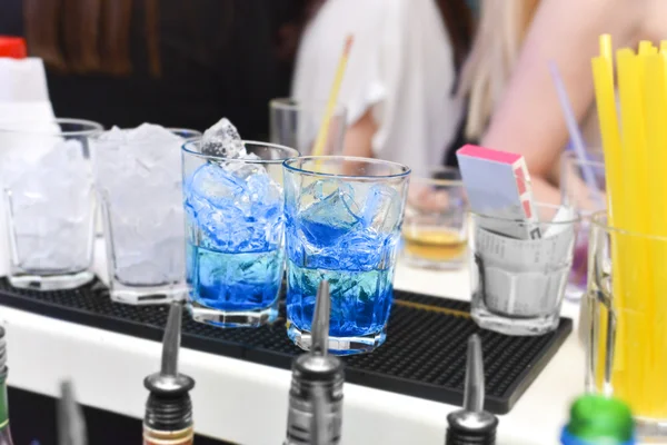 Cocktails i en bar — Stockfoto