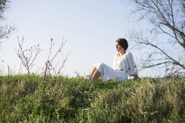 Fille dans une prairie — Photo