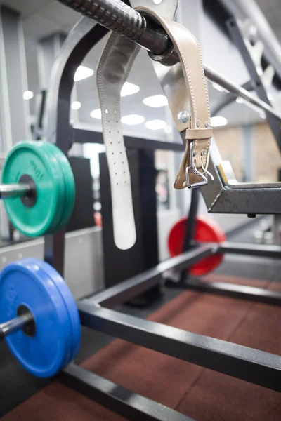 Belt and weights for powerlifting — Stock Photo, Image