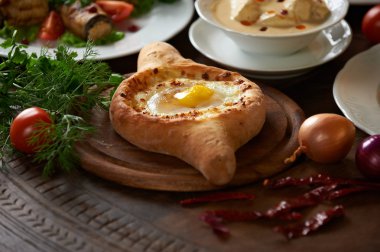 khachapuri ekmek ile geleneksel Gürcü mutfağı