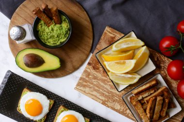 avokado ve omlet ile kızarmış ekmek.