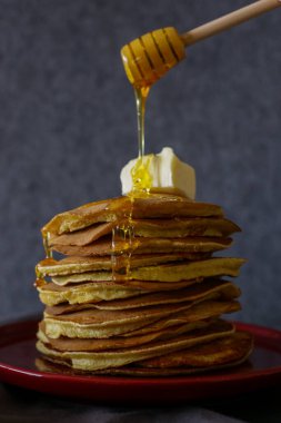 Daha tatlı ballı ve tereyağlı ev yapımı krepler.