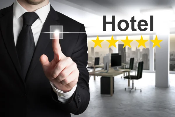 Forretningsmann på moderne kontorer som pusher touchscreen hotell rating – stockfoto