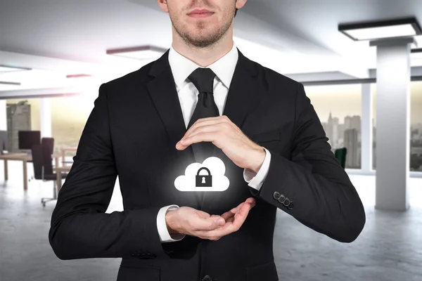 Uomo d'affari protezione cloud lock simbolo con le mani — Foto Stock