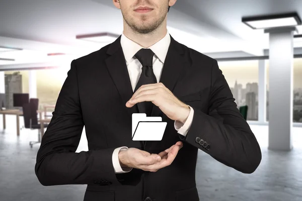 Hombre de negocios protegiendo la carpeta digital con sus manos —  Fotos de Stock