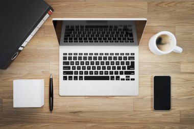 Laptop bilgisayarı, akıllı telefonu, klasör kahvesi, üst görünümü, 3D illüstrasyonu olan modern ahşap ofis masası çalışma yeri