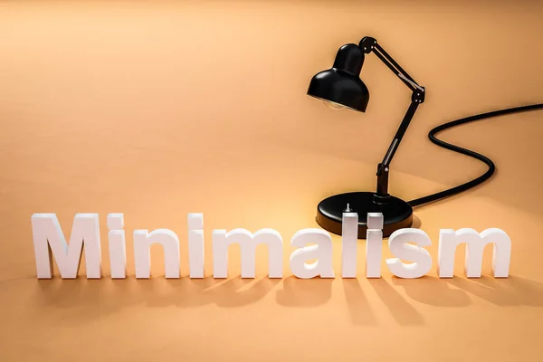 業界スタイルのデスクランプのオレンジ色の表面に文字ミニマリズムの概念ミニマリズムと3Dイラスト — ストック写真