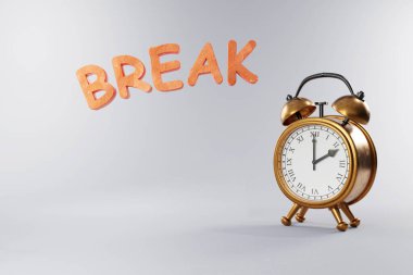 Gri tarafsız arkaplanda altın metal gövdeli antika alarm saati; break; 3D İllüstrasyon