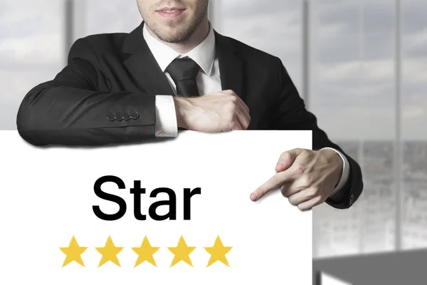 Empresário apontando na estrela sinal de classificação dourada — Fotografia de Stock