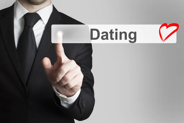 Affärsman trycka platt pekskärm knappen dating hjärtsymbolen — Stockfoto