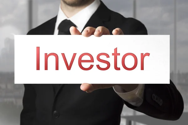 Geschäftsmann hält Zeichen Investor — Stockfoto