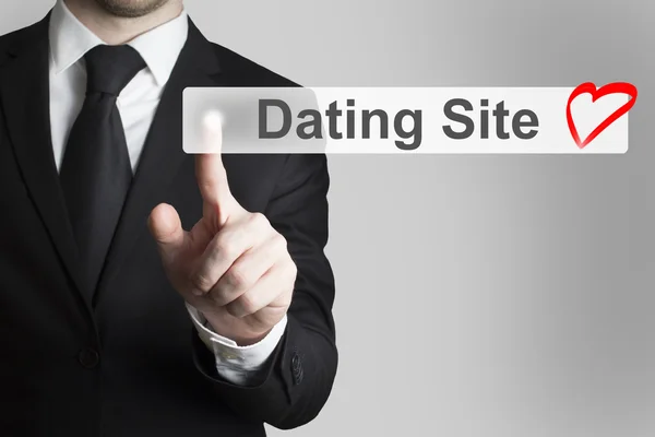 Zakenman duwen platte knop dating site hart — Stockfoto