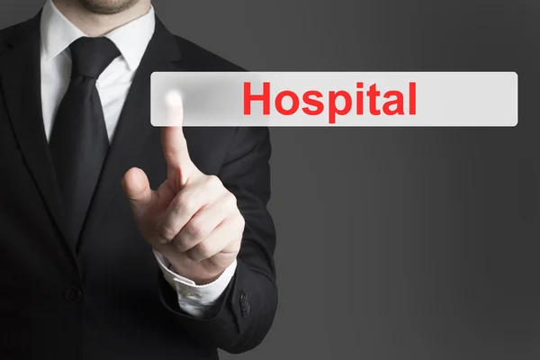 Affärsman trycka platt knapp sjukhus — Stockfoto