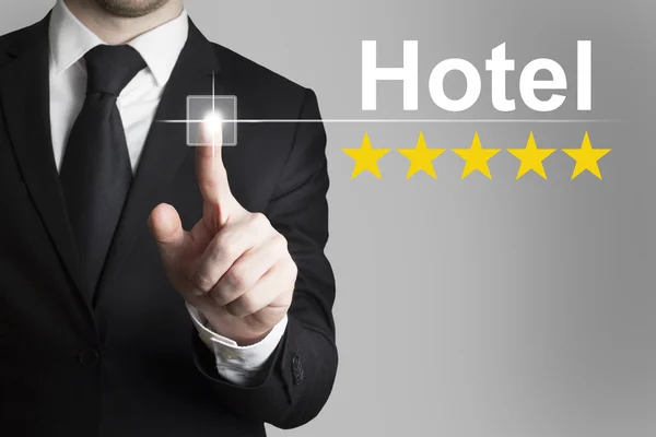 Érintőképernyős gomb hotel öt csillag értékelés rámenős üzletember — Stock Fotó