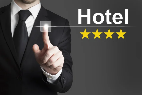 Empresário empurrando botão hotel quatro estrelas classificação — Fotografia de Stock