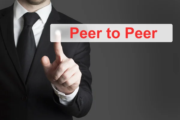 Homem de negócios apertando botão plano peer to peer — Fotografia de Stock
