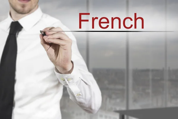 Бізнесмен пише французькою в повітрі — стокове фото