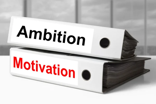 Pila de aglutinantes de oficina blanca motivación ambición — Foto de Stock