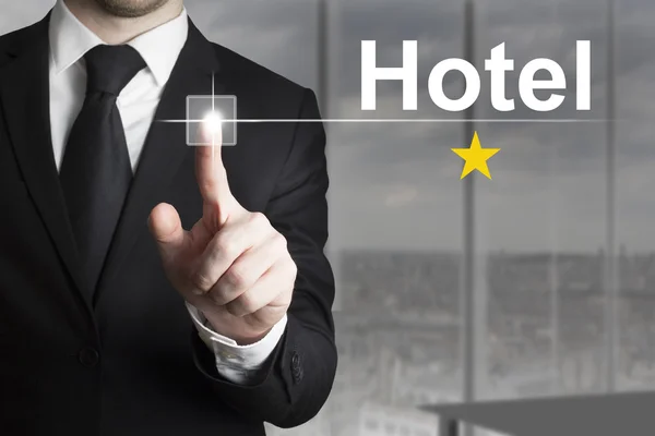 Empresario pulsando el botón de hotel de una estrella —  Fotos de Stock