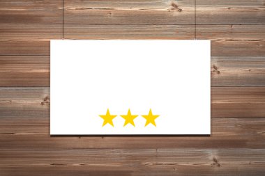 kahverengi ahşap duvar üç yıldız önünde asılı beyaz canvas