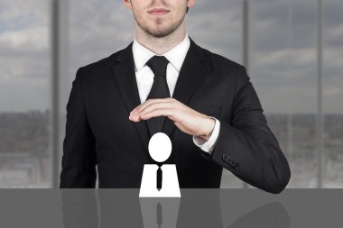 Yukarıda çalışan koruyucu elini tutarak işadamı