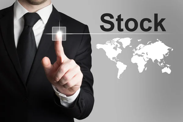 Biznesmen naciskając przycisk stock market międzynarodowych — Zdjęcie stockowe