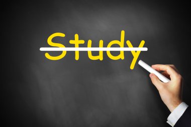 Kara tahta yazılı çalışma uygularken el