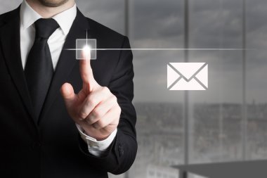 dokunmatik ekran düğme posta sembolü iterek işadamı