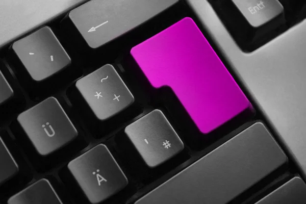 Grå tangentbord med lila färgad enter-knappen — Stockfoto