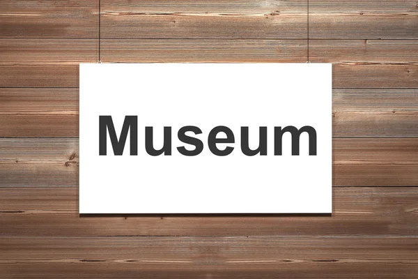 Белый холст висит на деревянной стене музея — стоковое фото