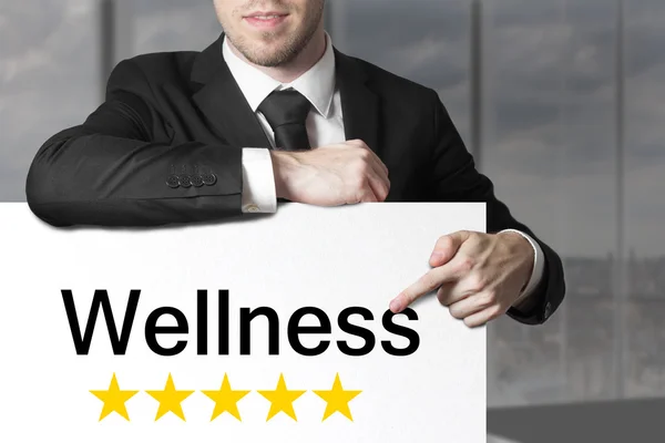 Geschäftsmann zeigt auf Schild Wellness fünf Sterne — Stockfoto