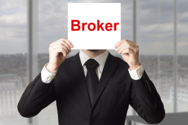 işadamı işaret broker arkasında yüz gizleme