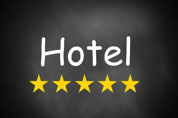 Ручний письмовий готель на чорній дошці п'ять зірок — стокове фото
