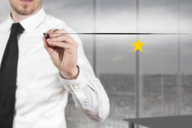 işadamı hava bir altın derecelendirme yıldızı yazma