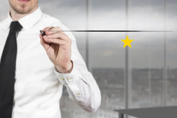 Hombre de negocios escribiendo en el aire una estrella de oro — Foto de Stock