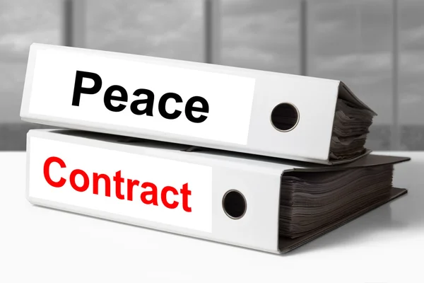 Escritório branco encaderna contrato de paz — Fotografia de Stock