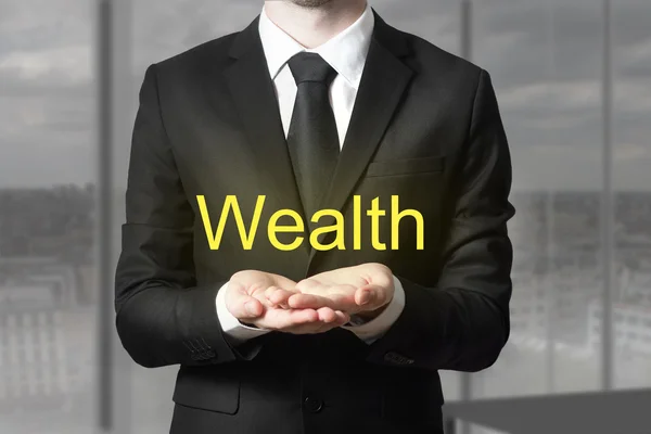 Empresário oferecendo riqueza com as mãos abertas — Fotografia de Stock