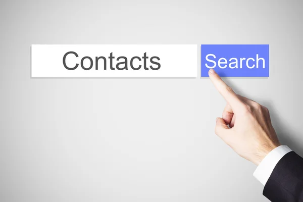 Palcem naciskając przycisk niebieski wyszukiwania kontaktów — Zdjęcie stockowe