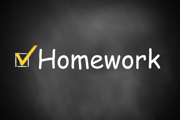 Checkbox gecontroleerd huiswerk op schoolbord — Stockfoto