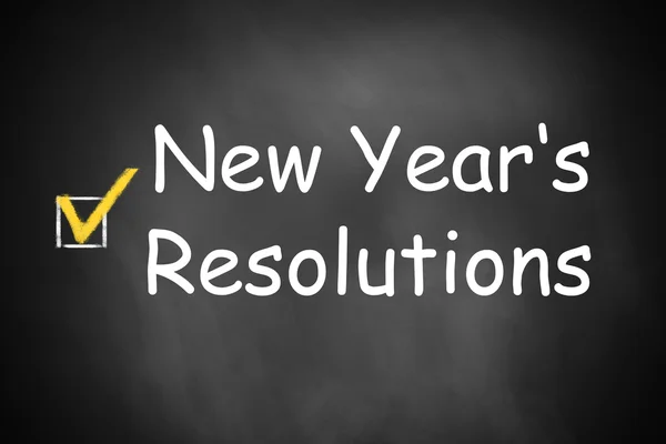 New Year's resolutions written on black chalkboard checkbox — Stock Photo, Image