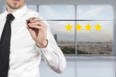 Office düğmesini dört altın derecelendirme yıldız iterek işadamı