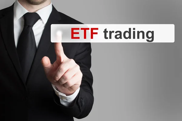 Uomo d'affari premendo il pulsante touchscreen etf trading — Foto Stock
