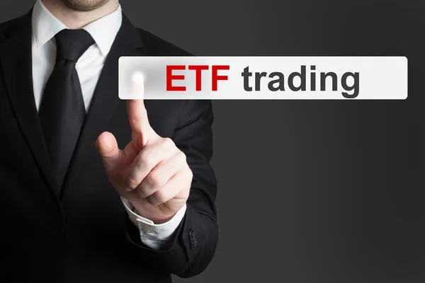 タッチ スクリーン ボタン etf の取引を押す実業家 — ストック写真