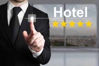 Dokunmatik ekran düğmesi otel beş yıldızlı rating iterek işadamı